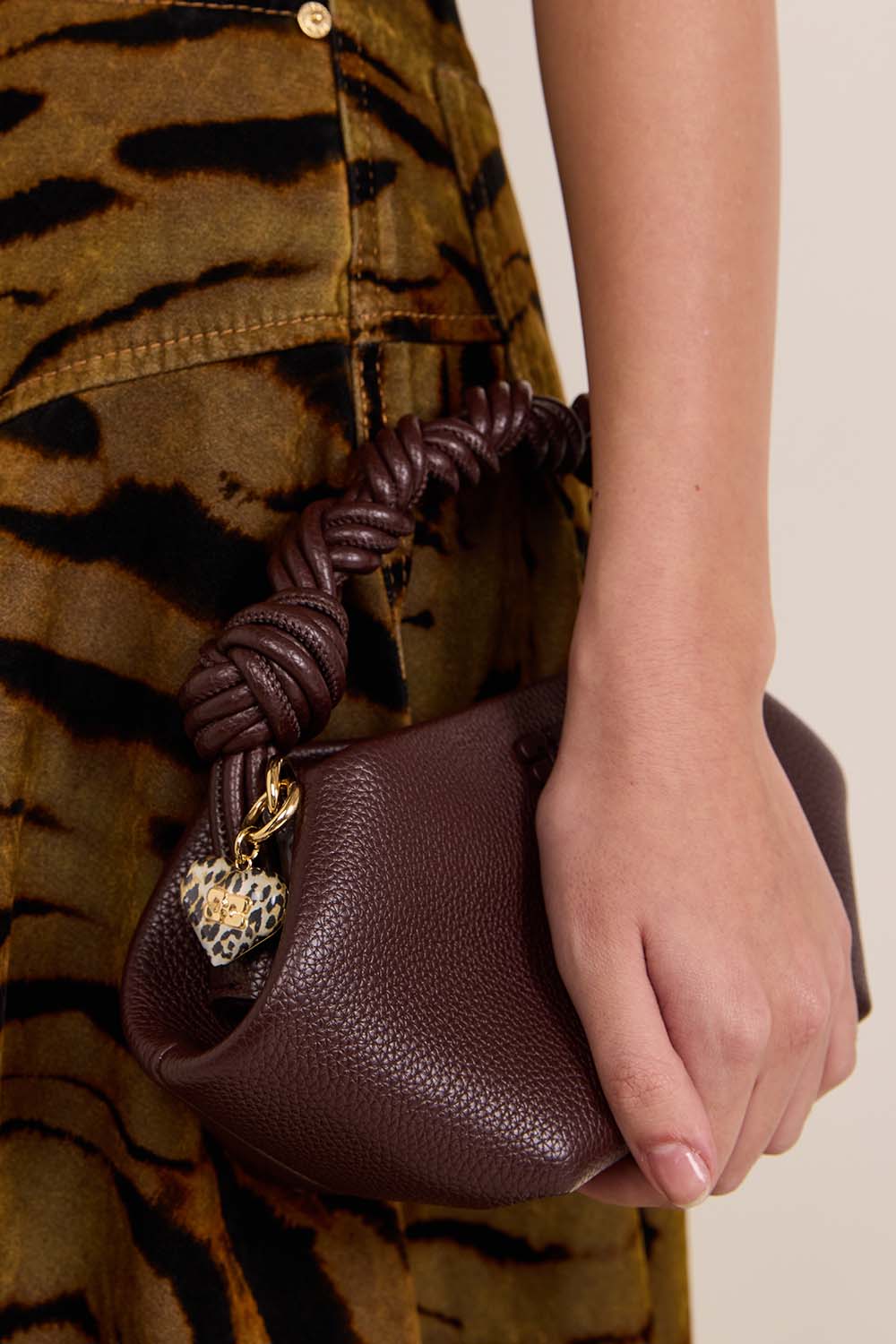 תמונת כל הלוק של מחזיק מפתחות לב